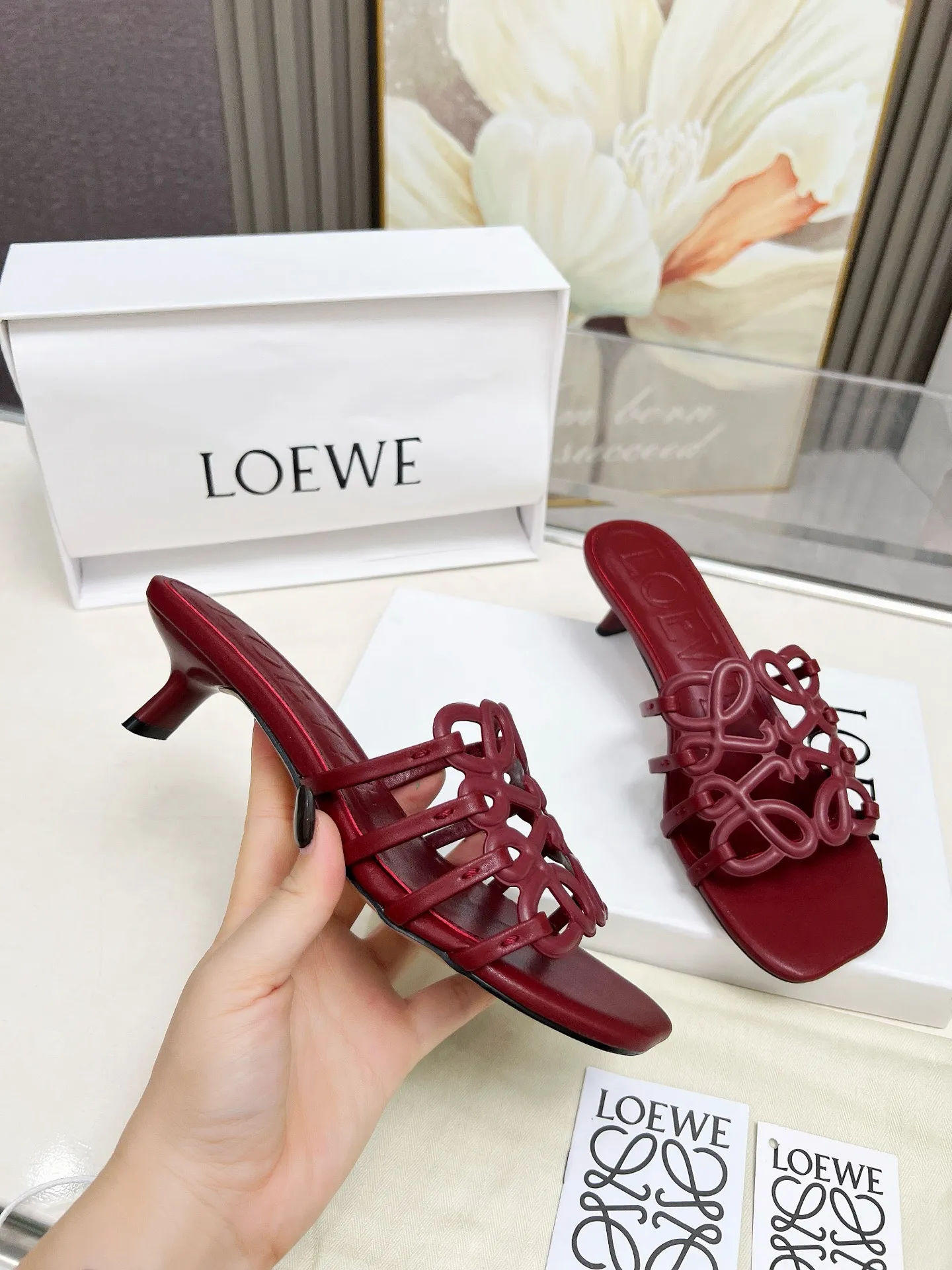 👟👟Ex-factory price 500👟👟 LOEWE 2025 SS summer limited edition hollow slippers, it is a very comprehensive noble fashion brand, highly recommended to all little fairies.   1⃣️Material: Imported cowhide 2⃣️Inner lining: Imported Italian lambskin, super soft and delicate 3⃣️Outsole: Imported Italian original original color genuine leather outsole Heel height 4.5 4⃣️Code number: 35 to 39 (40.41.42.43. Customized)